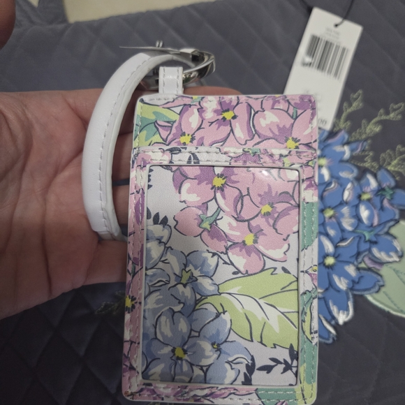 Vera Bradley Happy Hydrangeas Tote And A Bracelet Key Ring Card Case - Picture 6 of 7